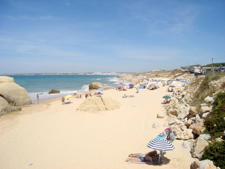 praia com poucas pessoas