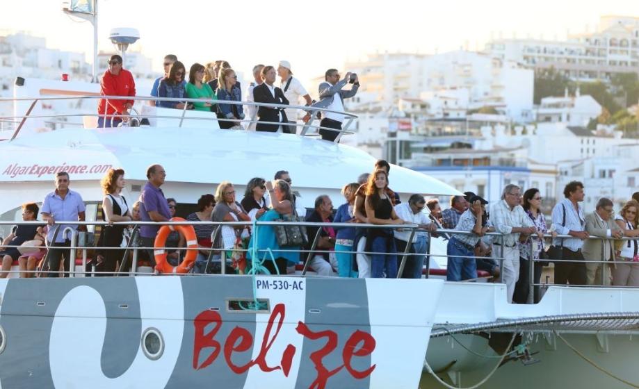 NOSSA SENHORA DA ORADA HOMENAGEADA PELAS GENTES DA TERRA