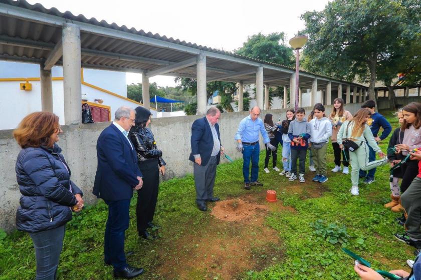 Celebração do dia da floresta autóctone com a plantação de árvores da região