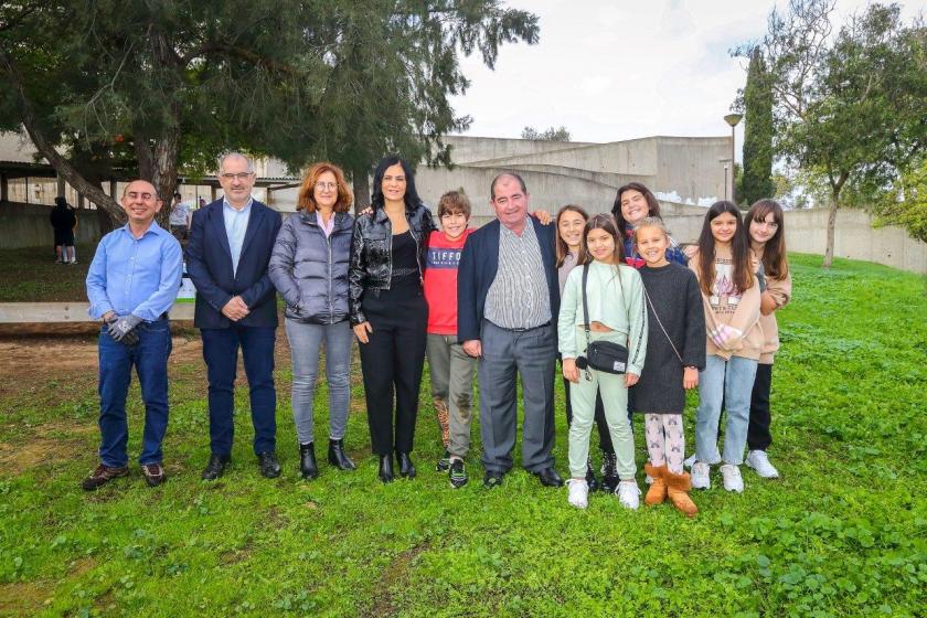 Celebração do dia da floresta autóctone com a plantação de árvores da região