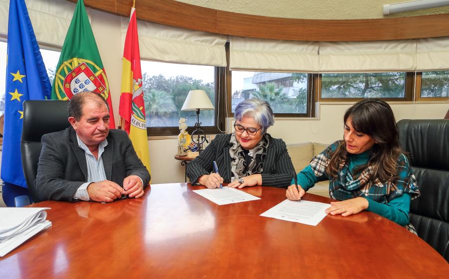 Assinatura do auto de consignação da empreitada de conservação e restauro dos módulos de taipa Almóada do Castelo de Paderne