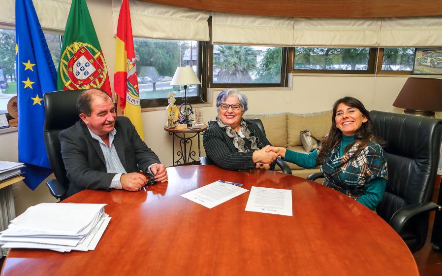 Assinatura do auto de consignação da empreitada de conservação e restauro dos módulos de taipa Almóada do Castelo de Paderne