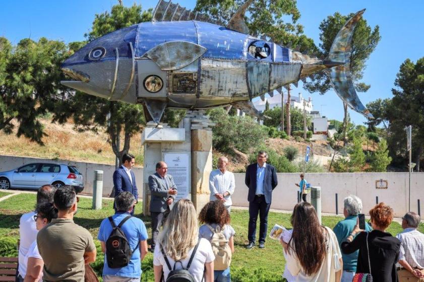 Escultura &quot;Atum&quot; homenageia os homens e mulheres das conserveiras de Albufeira