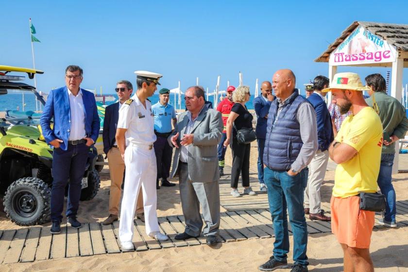 Albufeira hasteia Bandeiras Azuis e de Praia Acessível