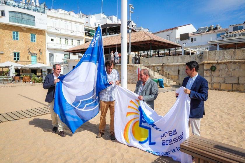 Albufeira hasteia Bandeiras Azuis e de Praia Acessível