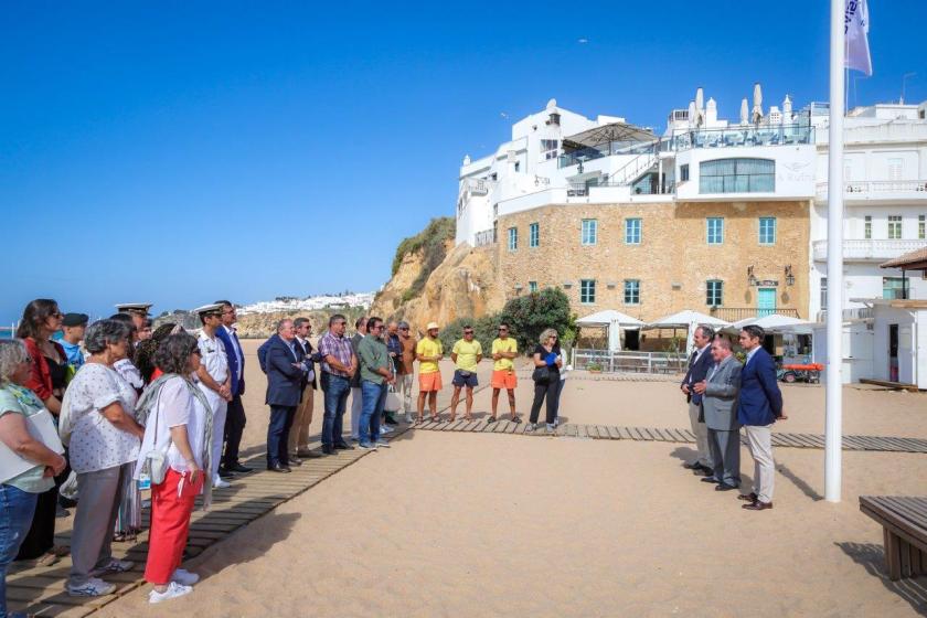 Albufeira hasteia Bandeiras Azuis e de Praia Acessível