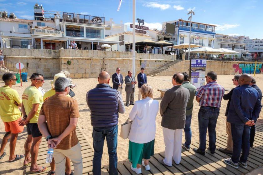 Albufeira hasteia Bandeiras Azuis e de Praia Acessível