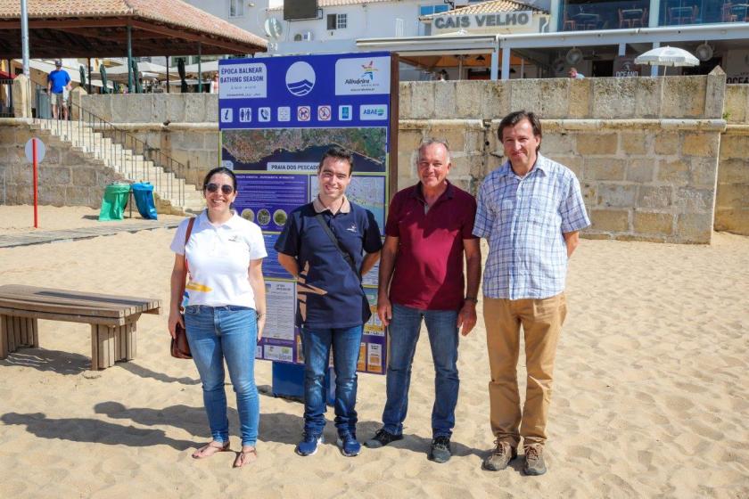 Albufeira hasteia Bandeiras Azuis e de Praia Acessível