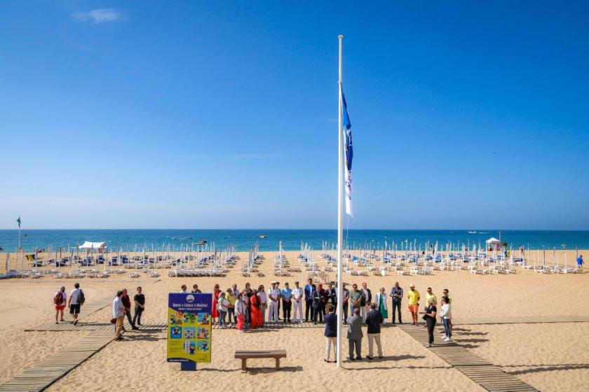 Albufeira hasteia Bandeiras Azuis e de Praia Acessível