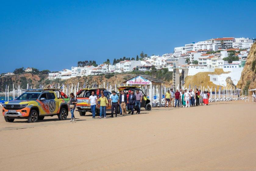 Albufeira hasteia Bandeiras Azuis e de Praia Acessível