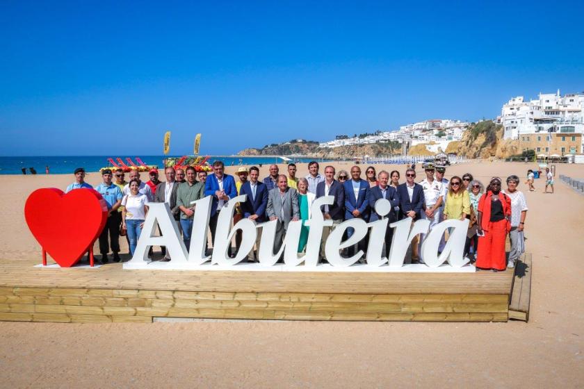 Albufeira hasteia Bandeiras Azuis e de Praia Acessível