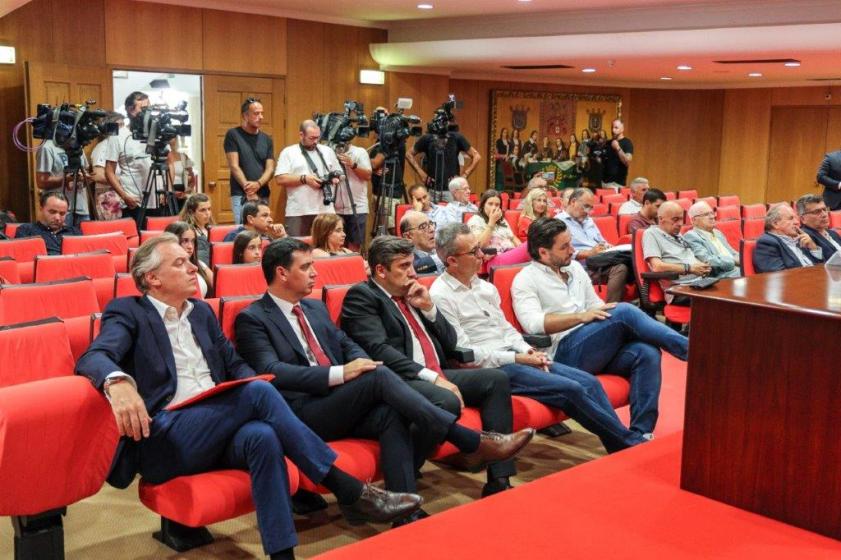 RUI COSTA RECEBIDO NO SALÃO NOBRE DE ALBUFEIRA NO DIA EM QUE INAUGURA A CASA 61 DO S.L. BENFICA