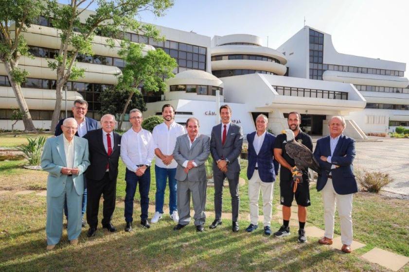 RUI COSTA RECEBIDO NO SALÃO NOBRE DE ALBUFEIRA NO DIA EM QUE INAUGURA A CASA 61 DO S.L. BENFICA