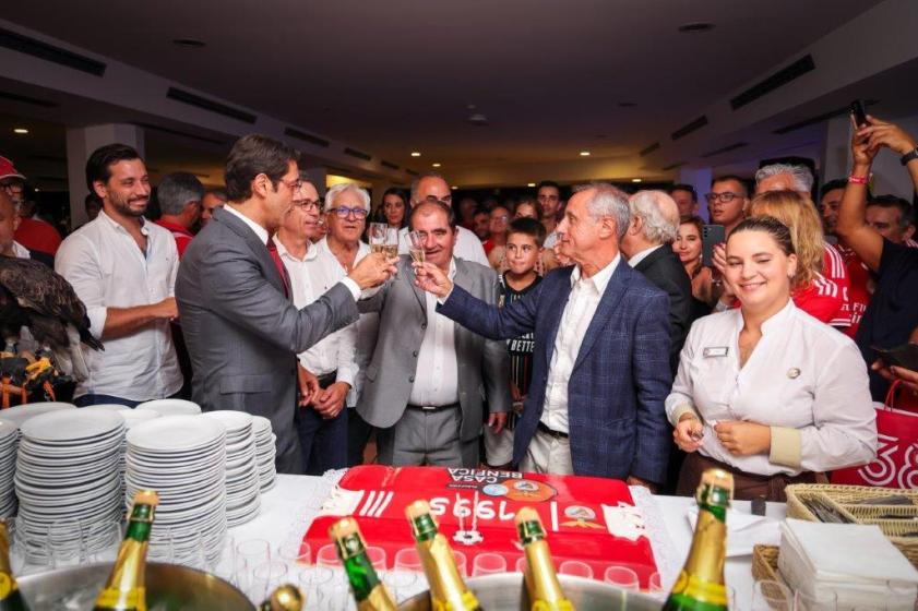 RUI COSTA RECEBIDO NO SALÃO NOBRE DE ALBUFEIRA NO DIA EM QUE INAUGURA A CASA 61 DO S.L. BENFICA