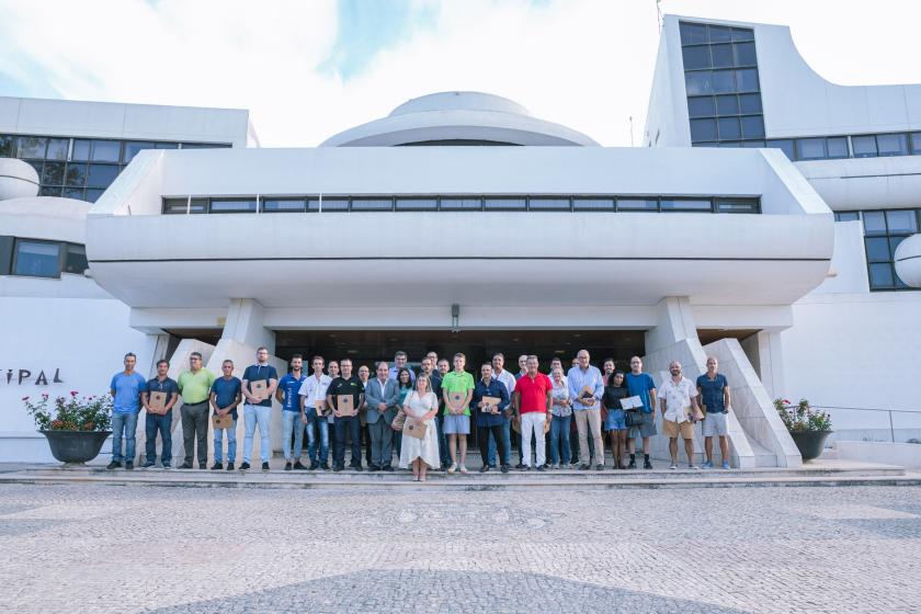 Foto de grupo da nota de imprensa AUTARQUIA CELEBRA CONTRATOS PROGRAMA DE DESENVOLVIMENTO DESPORTIVO NUM VALOR SUPERIOR A 1 MILHÃO DE EUROS