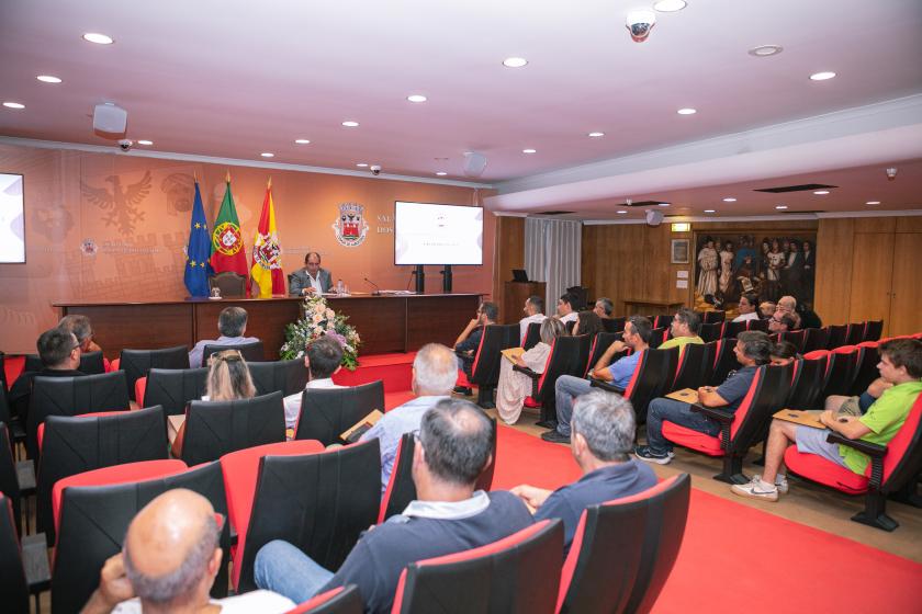 foto no Salão Nobre AUTARQUIA CELEBRA CONTRATOS PROGRAMA DE DESENVOLVIMENTO DESPORTIVO NUM VALOR SUPERIOR A 1 MILHÃO DE EUROS