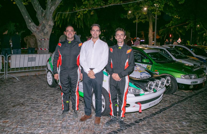 Vice-Presidente com piloto e navegador junto a carro de rally