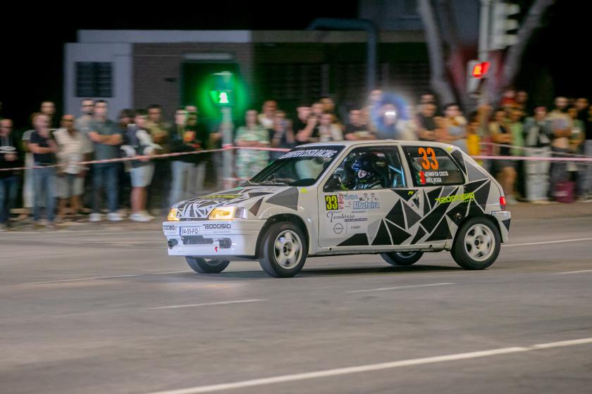 Carro de rally a fazer slalom