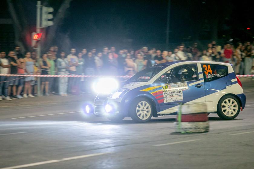 Carro de rally a fazer pião