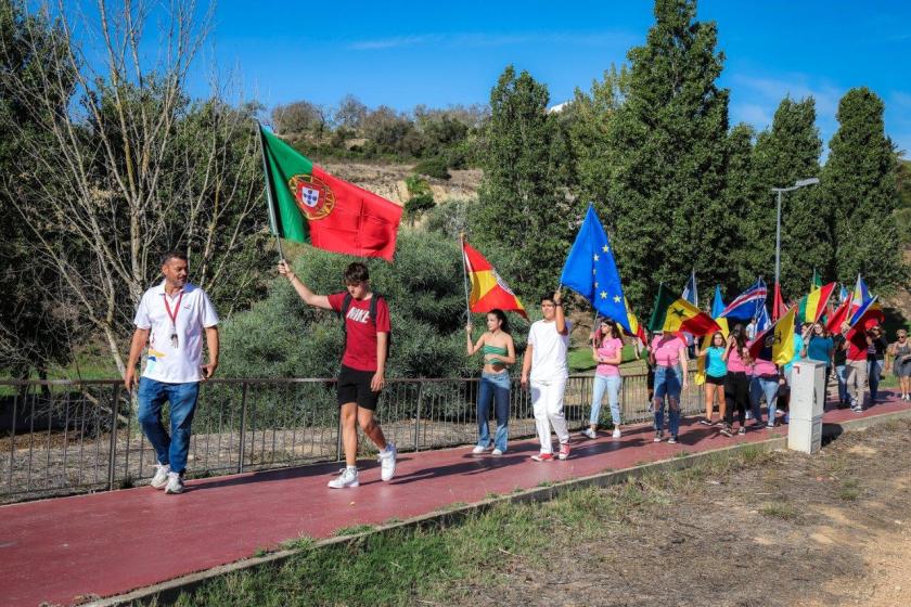 várias dezenas de alunos dos diversos Agrupamentos de Albufeira que desfilaram com enormes sorrisos no rosto, hasteando as diferentes bandeiras da Europa