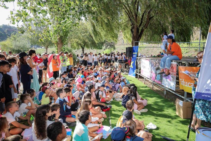 Jovens a assistir à III FEIRA DAS LÍNGUAS E DOS POVOS EM MOBILIDADE