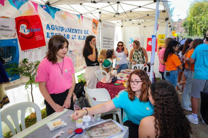 stands de diversas instituições