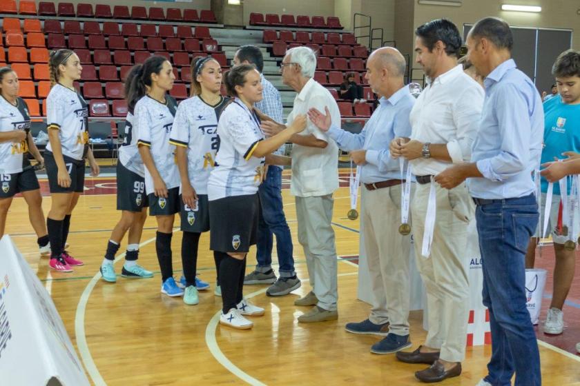 Entrega de medalhas à equipa vencida da SUPERTAÇA DO ALGARVE DE FUTSAL FEMININO