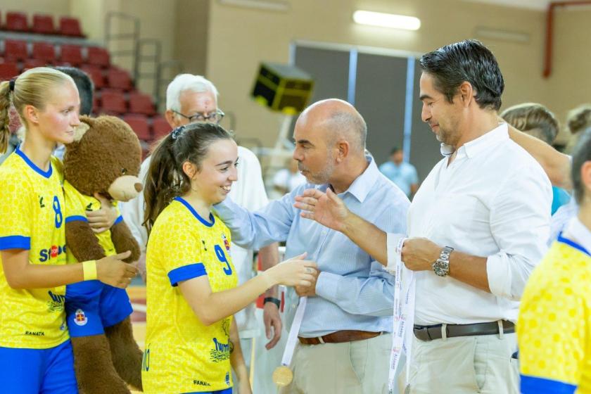 Entrega de medalhas à equipa vencedora da SUPERTAÇA DO ALGARVE DE FUTSAL FEMININO