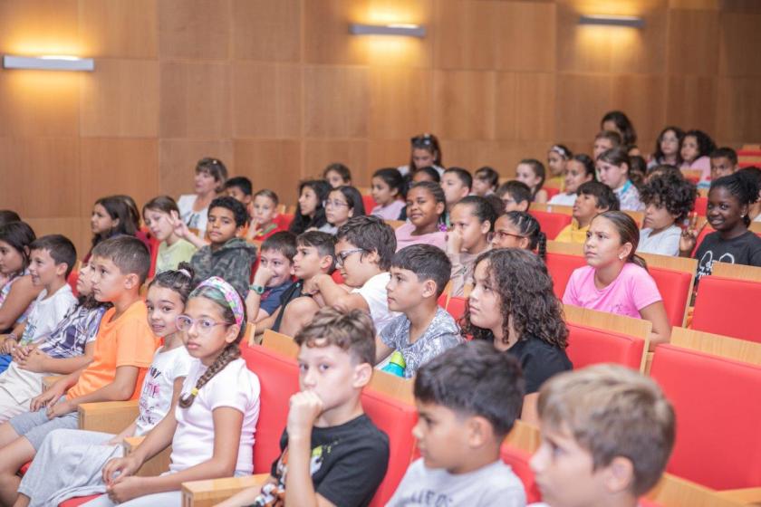 Alunos no auditório da escola EB1 Vale Pedras