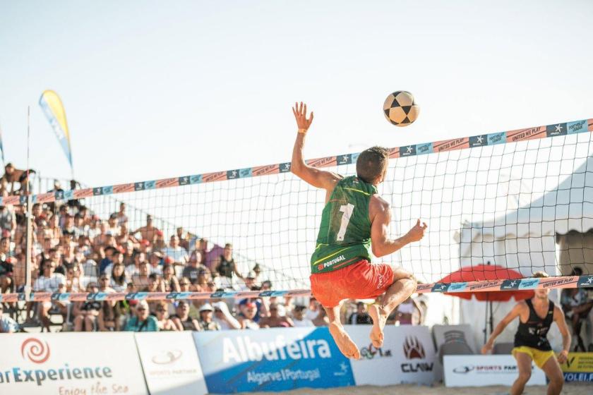 equipas masculinas a jogar futevólei