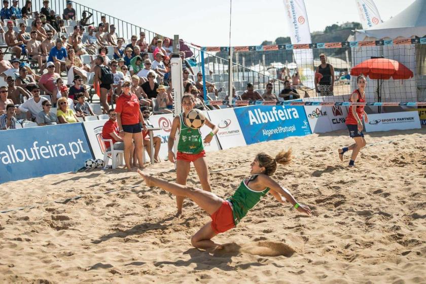 equipas femininas a jogar futevólei