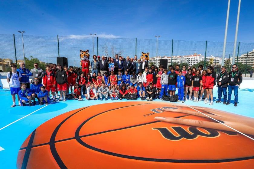 Foto de grupo na inauguração dos Campos 3x3 BasketArt