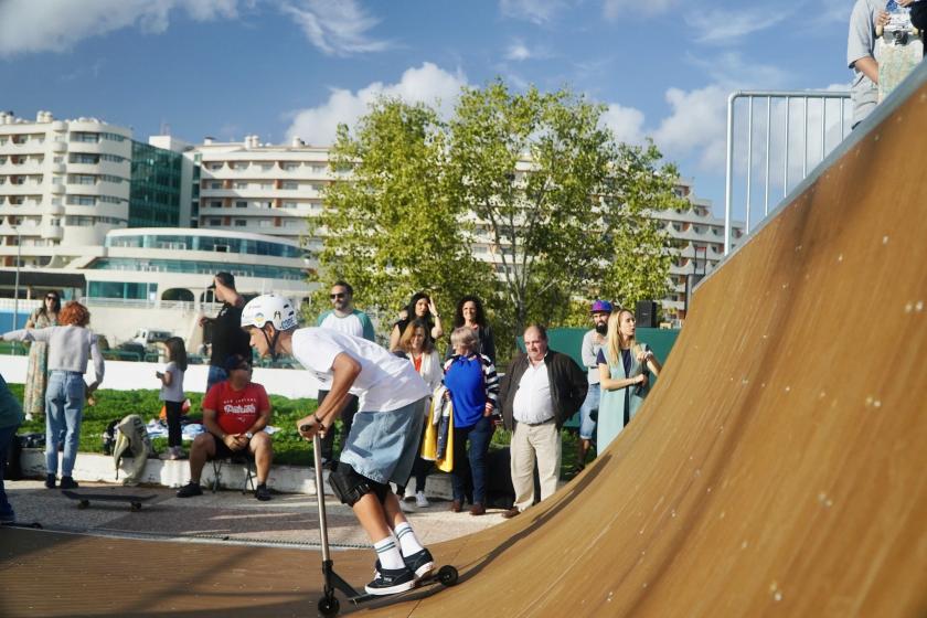 A nova rampa de skate com um jovem de  trotinete