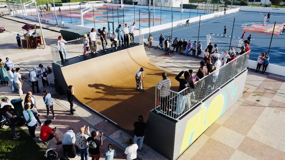 nova rampa de skate com os jovens a praticar skate, trotinete