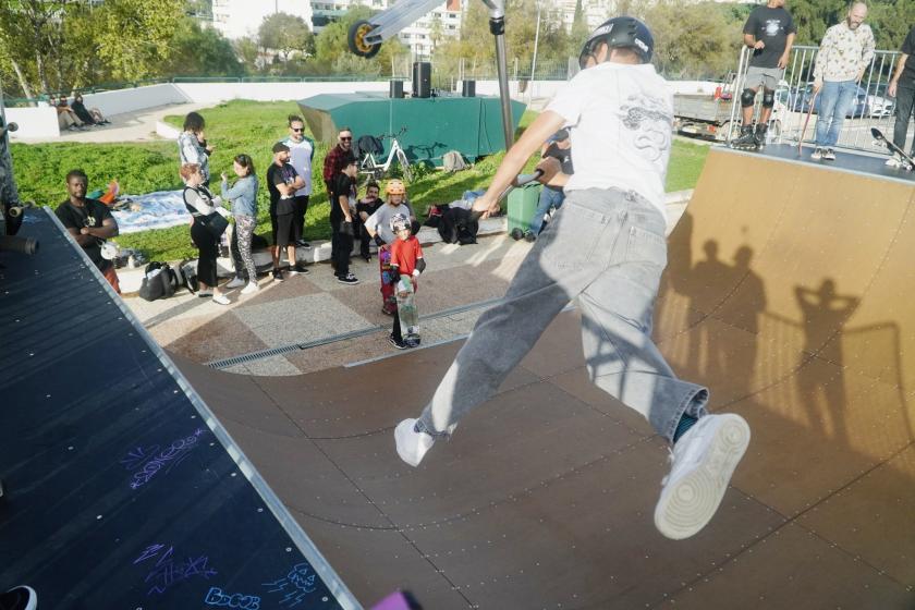 Jovem a saltar na rampa com a trotinete