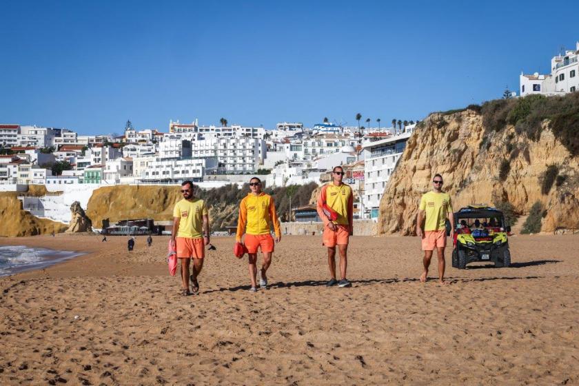 nadadores salvadores na praia dos pescadores