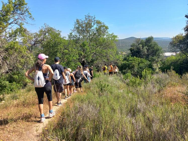 Percurso pedestre com pessoas a caminhar