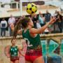 jogada de cabeça no jogo de Futevólei feminino