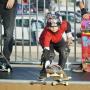 Jovem a praticar skate